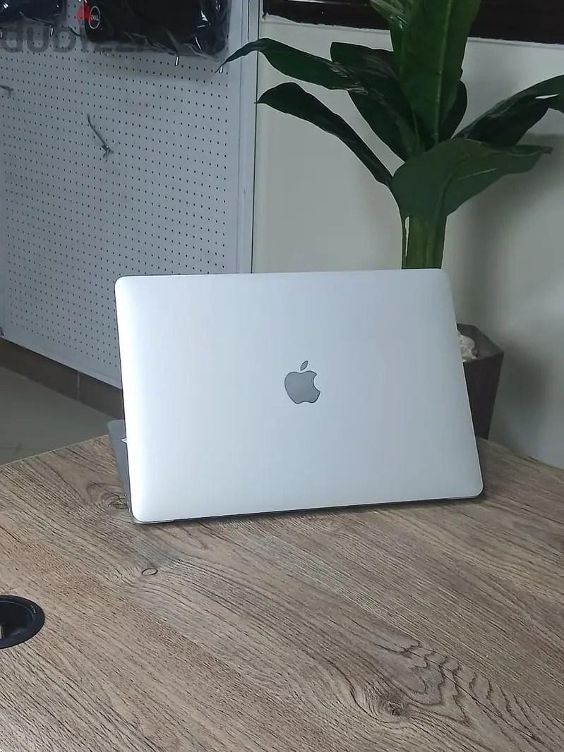 Macbook air m1 used like new