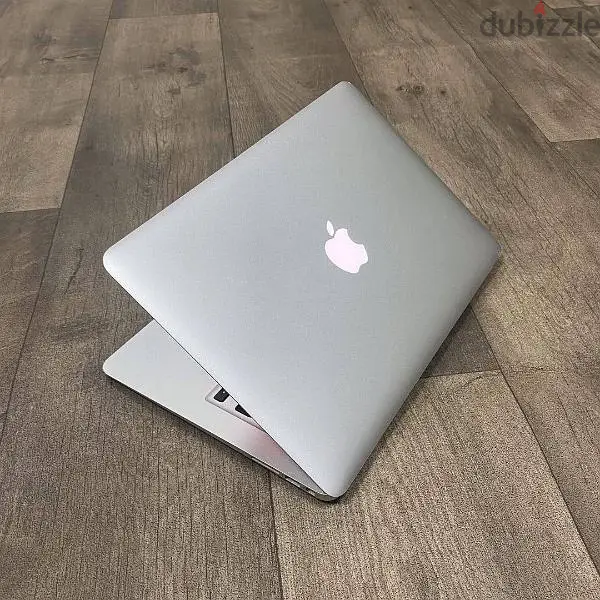 MacBook air 2017 مع ضمان سنة