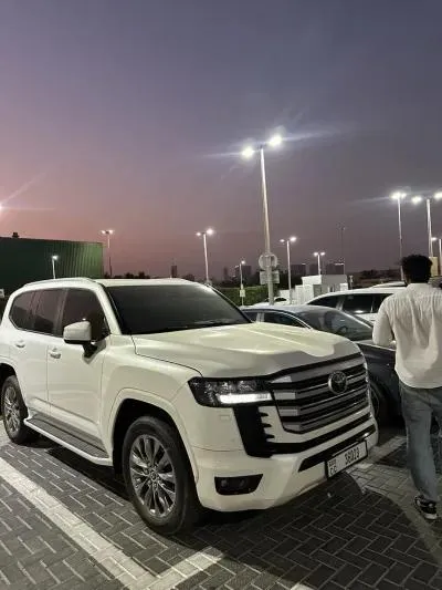 ايجار سيارة تويوتا لاندكروزر فخمة للسفر والرحلات مع سائق محترف