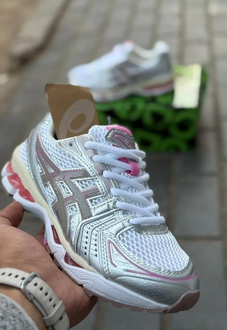 كوتشي حريمي ماركة ASICS شيك ومريح جداً