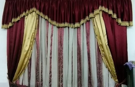 براقع بالخشب والستاير والحلي