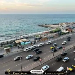 شقة للإيجار المفروش في كامب شيزار، الإسكندرية، مع إطلالة مباشرة على البحر.