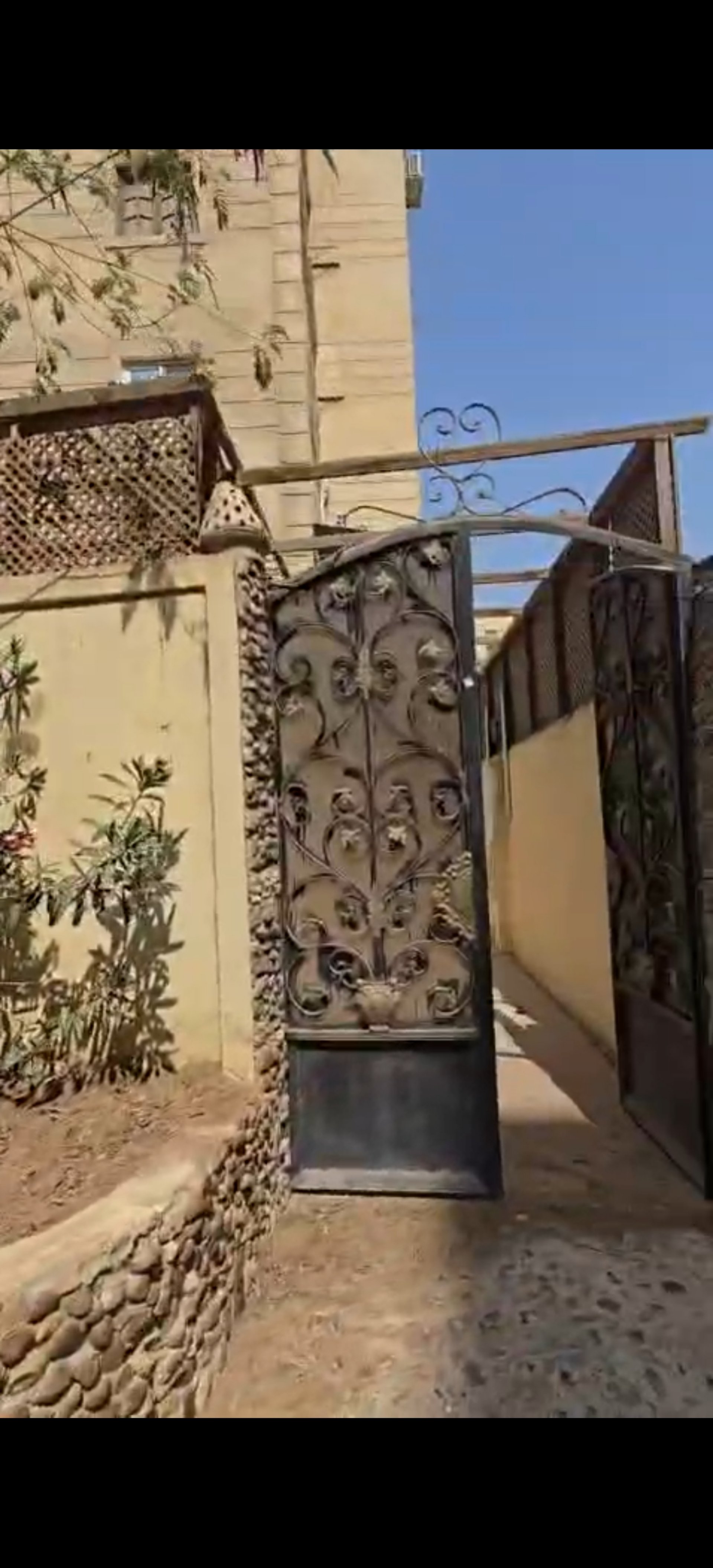 شقة فيلا دور أرضي بحدائق الأهرام - تشطيب لوكس بالعفش