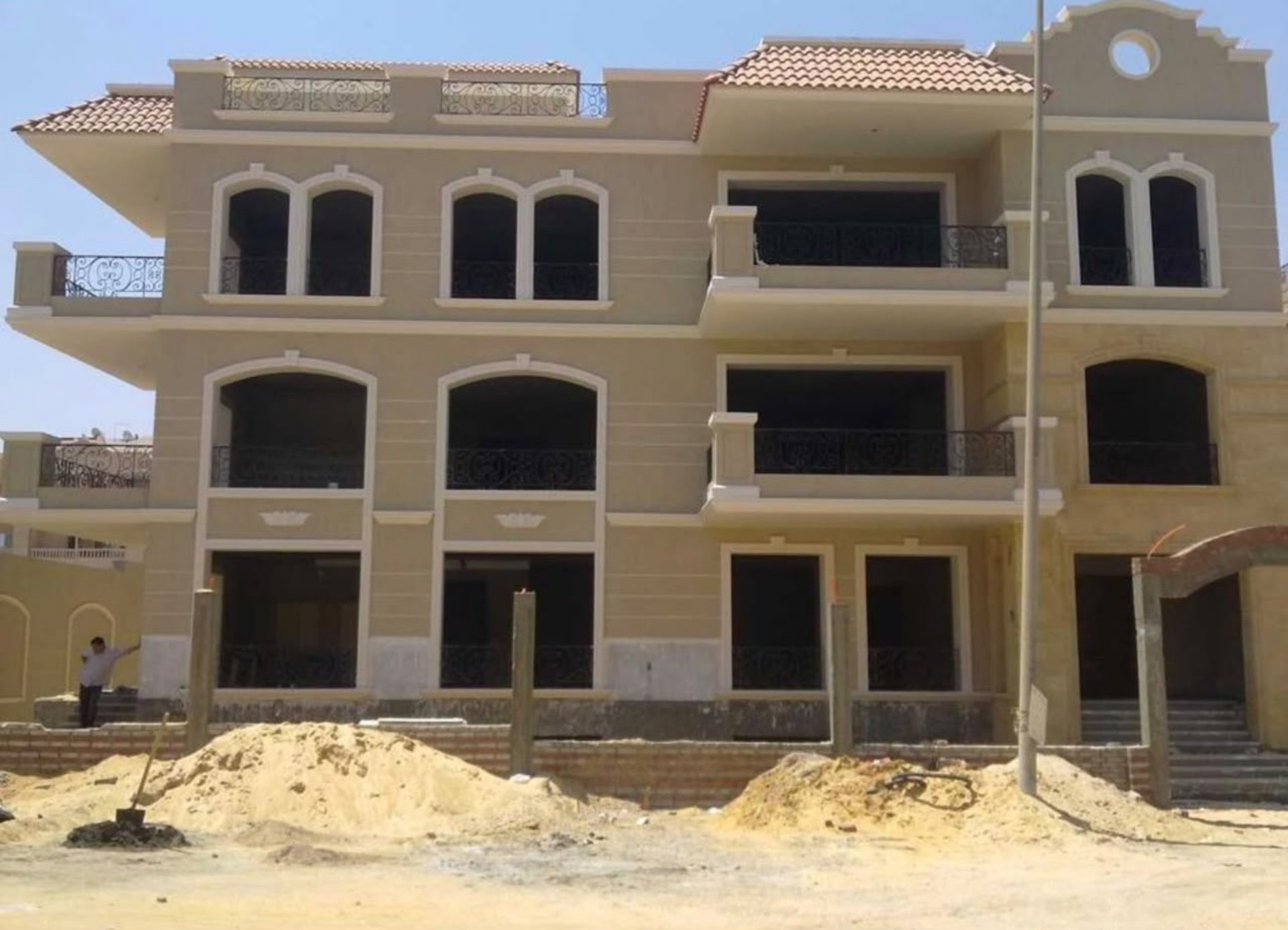 فلل للبيع و الايجار 15 غرف 1475م القاهرة الجديدة نصف تشطيب