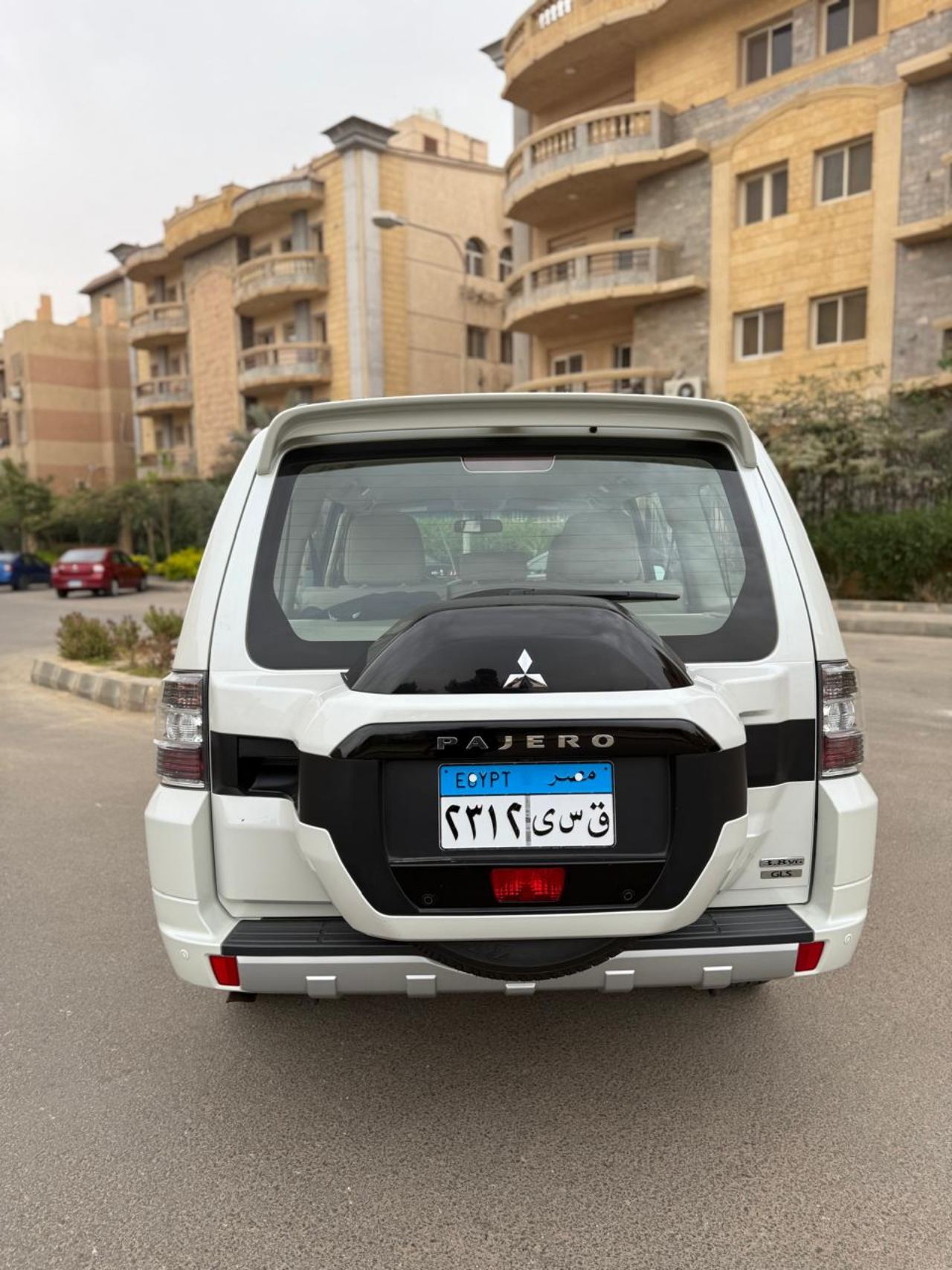 إيجار باجيرو شهري بدون سائق - 4500 كم (بدون رسوم خفية)
