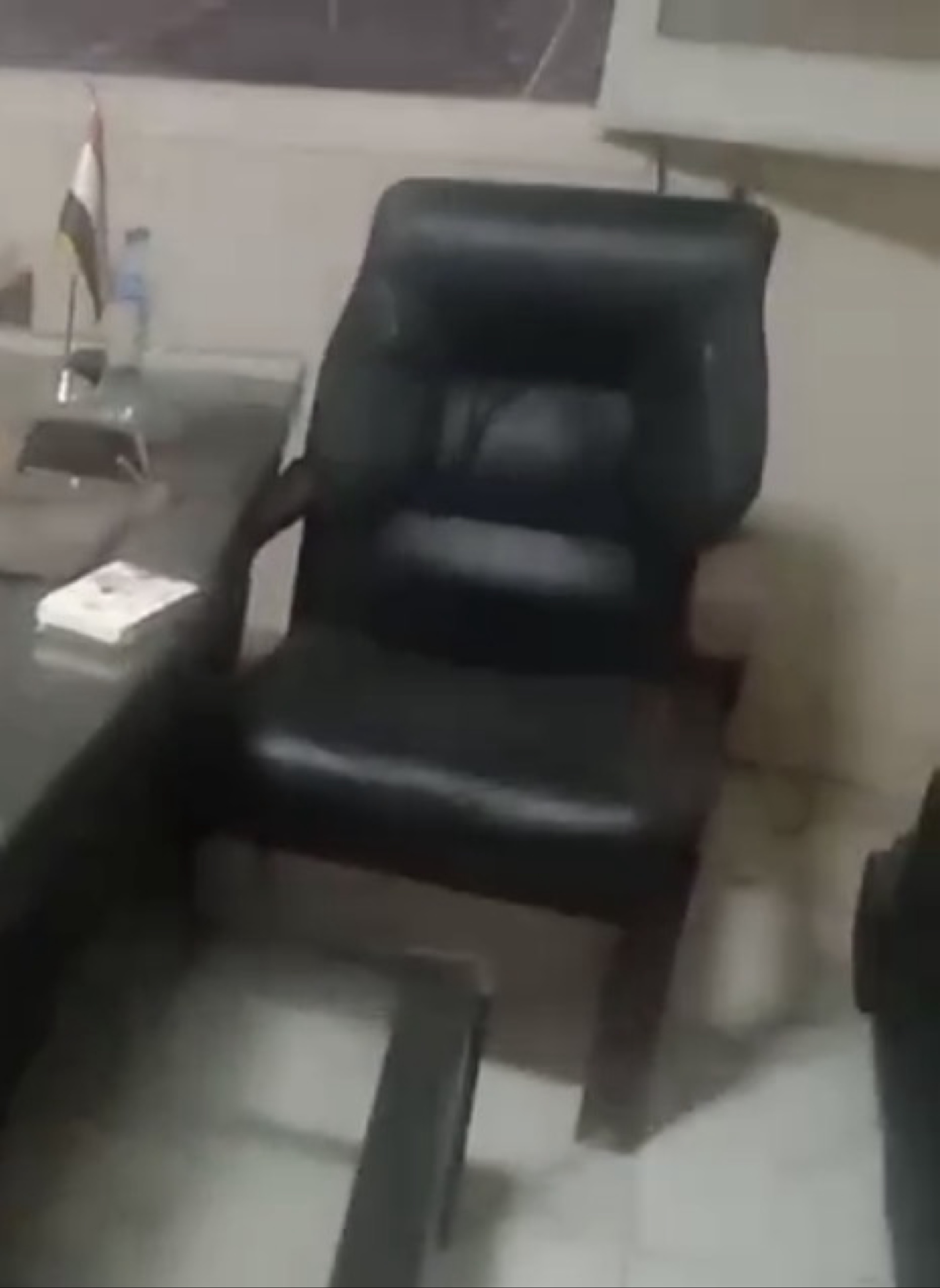 طقم كراسي استقبال ضيوف VIP مع طاولة صغيرة - بحالة ممتازة